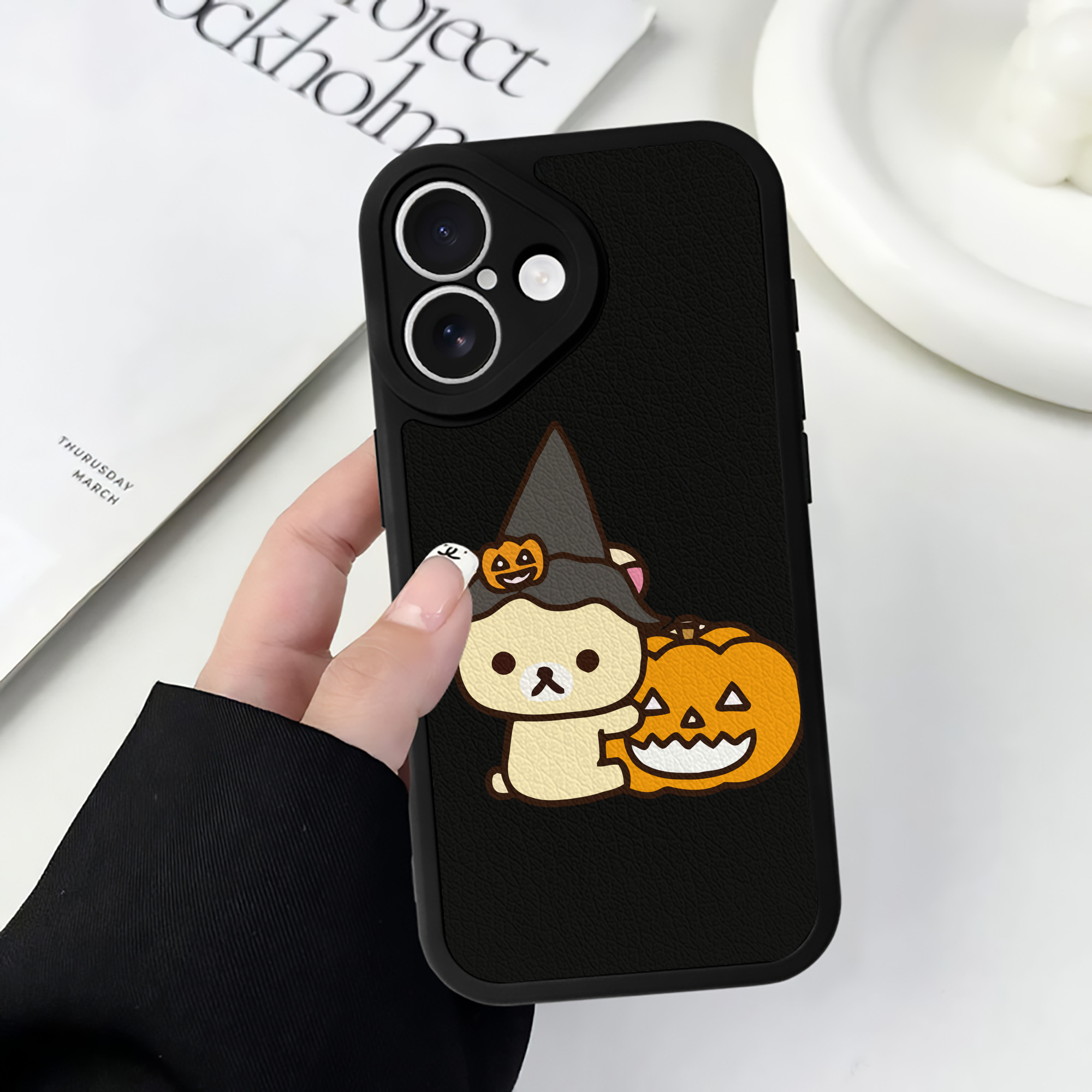 （画像用） リラックマ リラックマ キイロイトリ Rilakkuma Korilakkuma Kiiroitori 【iPhone 16シリーズ対応】シリコンスマホケース（レザー調） 材質：シリコン